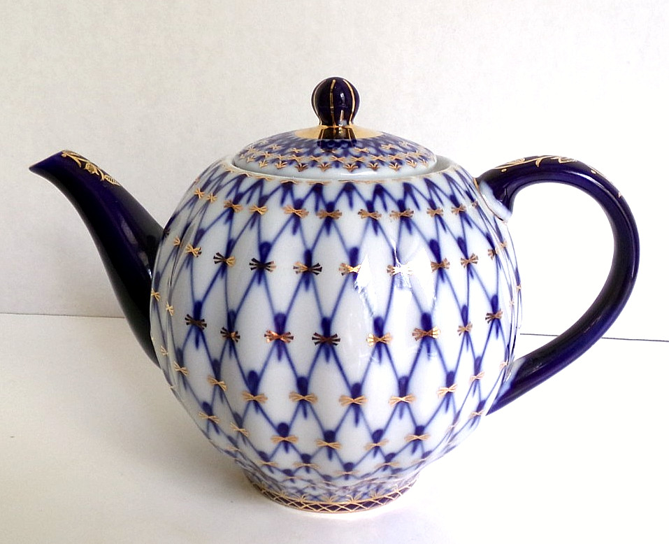 VINTAGE LOMONOSOV RUSSIAN IMPERIAL COBALT NET with GOLD PORCELAIN TEAPOT 5 1/4″