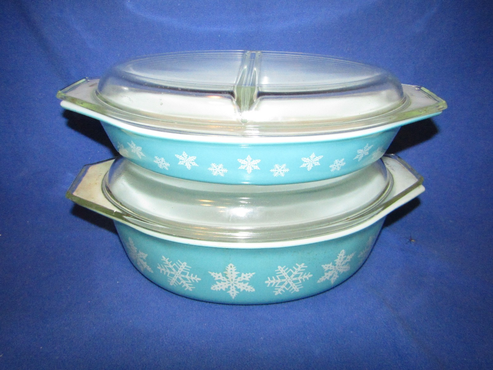 Set of 2 Vintage Pyrex Turquoise & White Snowflake Casserole Dish w Lid Covered