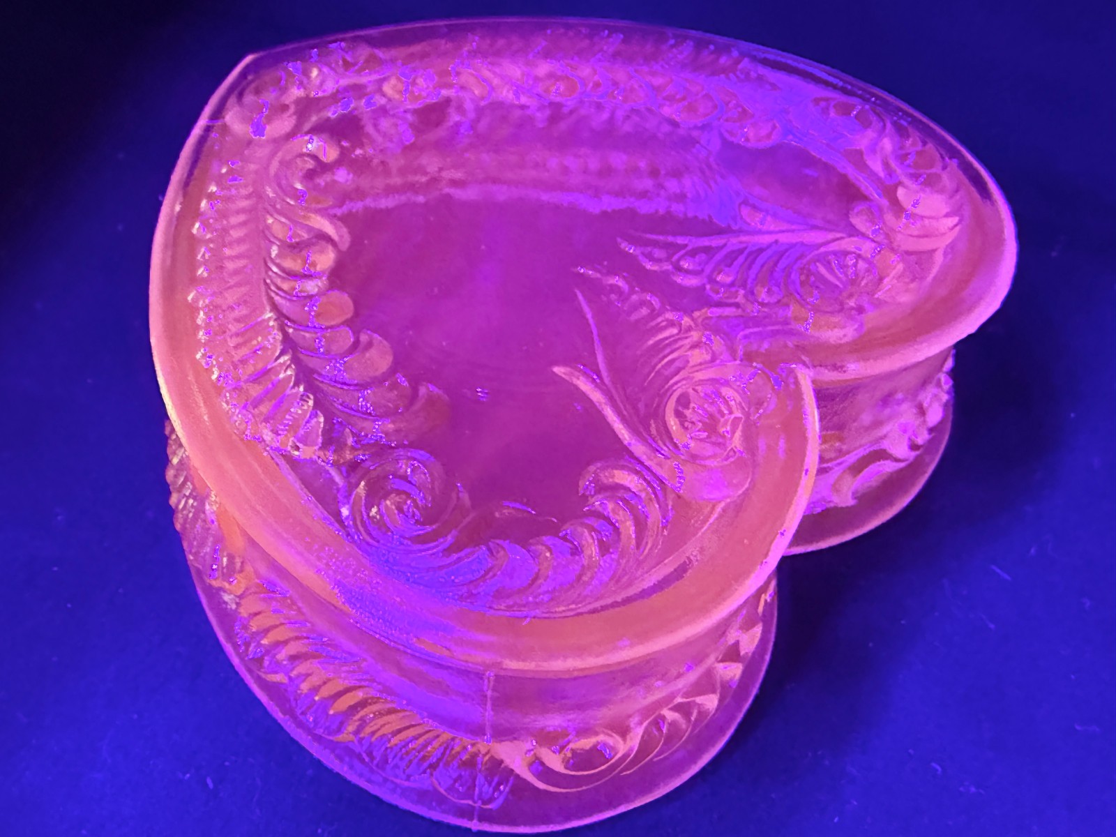 Green Vaseline Uranium art glass Heart Powder makeup box candy dish jewelry glow