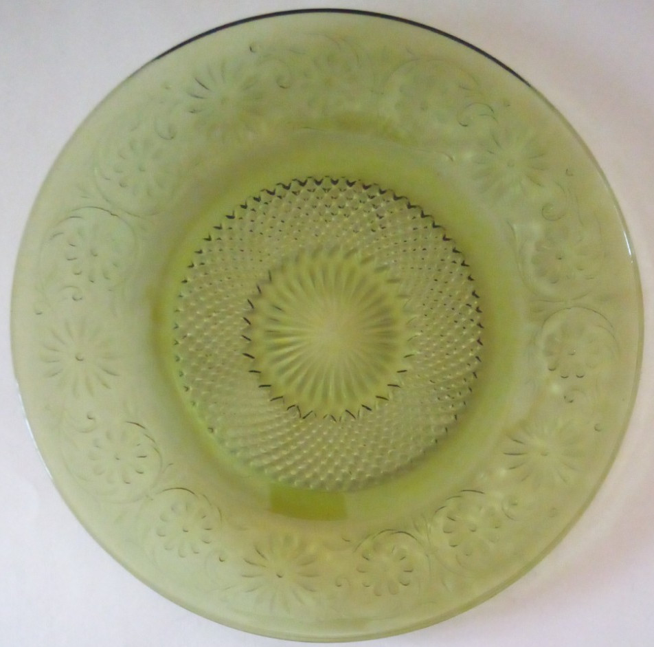 4 VTG TIARA INDIANA GLASS GREEN DAISY AVOCADO DINNER PLATES 9.25″ MCM ad