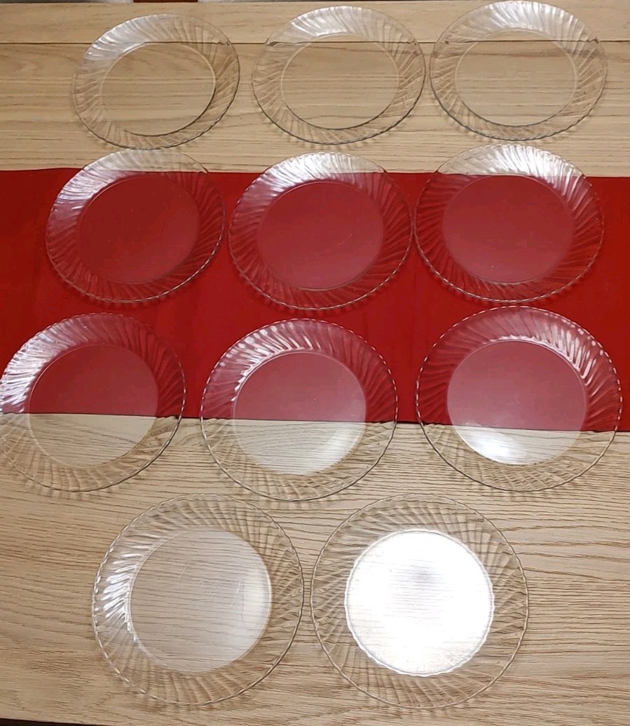Arcoroc Clear Swirl Scalloped Glass Luncheon Plates 8 3/4 Inch Set of 11 EUC