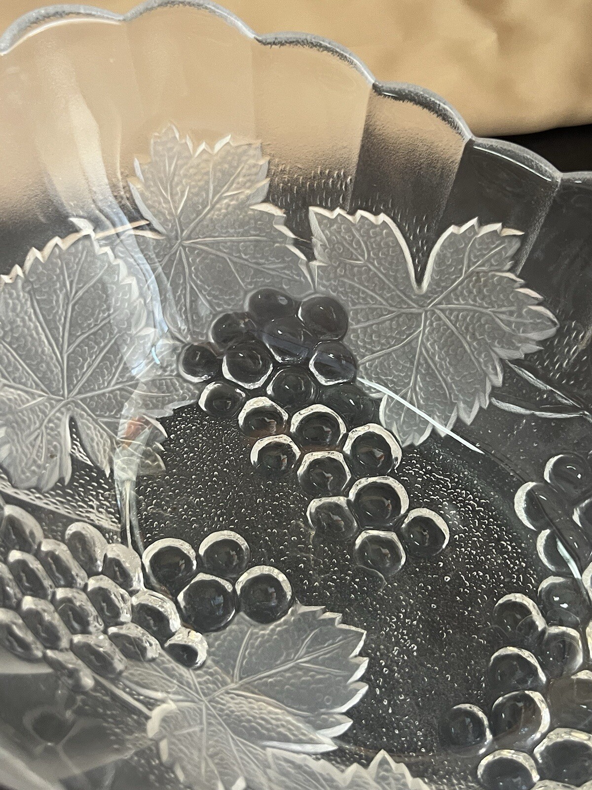 FROSTED GLASS GRAPES AND LEAVES OVAL FRUIT BOWL 10.5x8x4.5 (748)