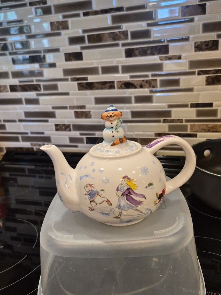 DISNEY PAUL CARDEW Teapot Alice in Winterland Designed in England