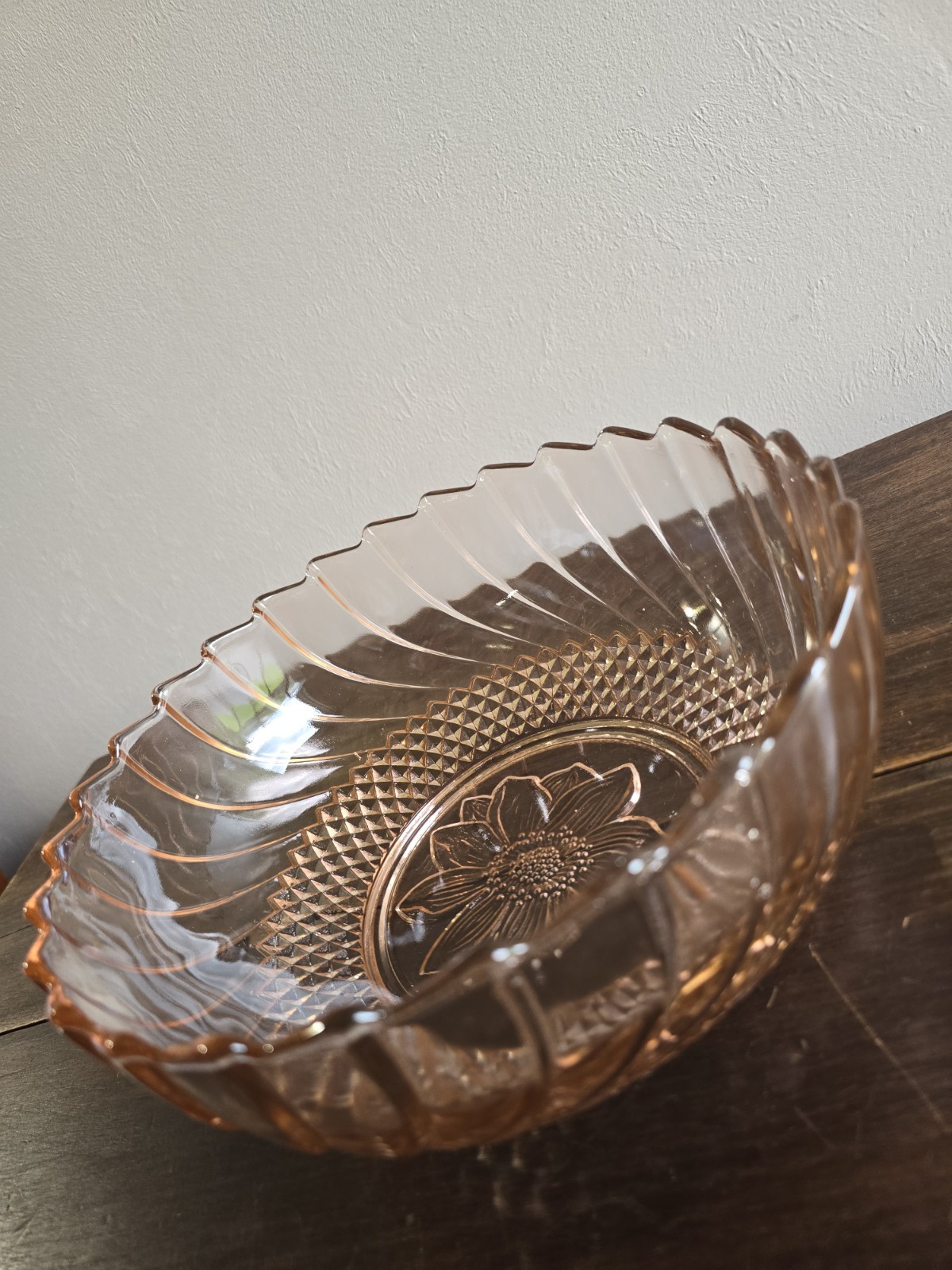 VTG KIG Indonesia Pink Glass Sunflower Sawtooth Edge/Diamond Design Serving Bowl