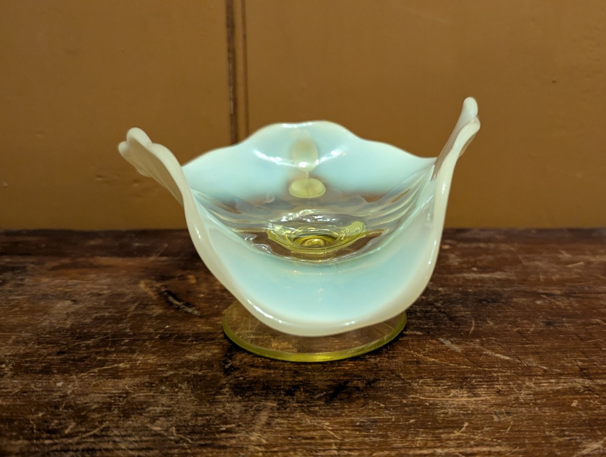 VTG Dugan LEAF RAYS Opalescent Vaseline Glass Triangular Dish Uranium Nappy
