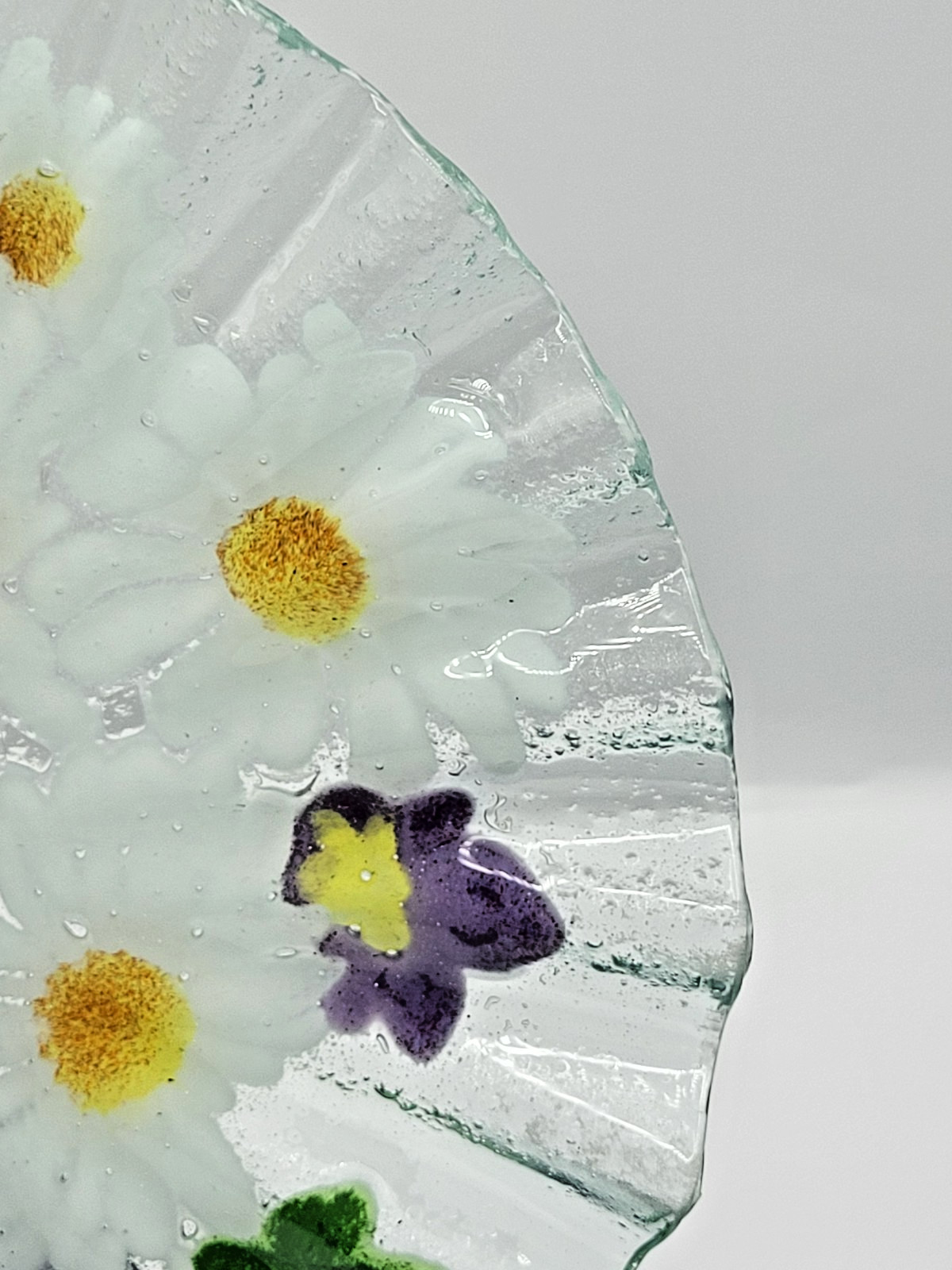 Folio Signed Fused Art Glass Plate Daisy & Pansy 10.25″ Ruffled Edge Hand Made