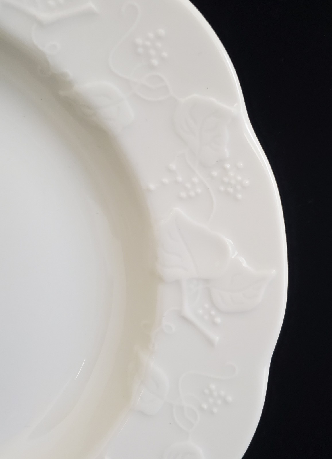 (8) DANSK LIMOGES LIERRE SAUVAGE IVY WHITE RIM EMBOSSED 8 3/4″ BOWLS FRANCE