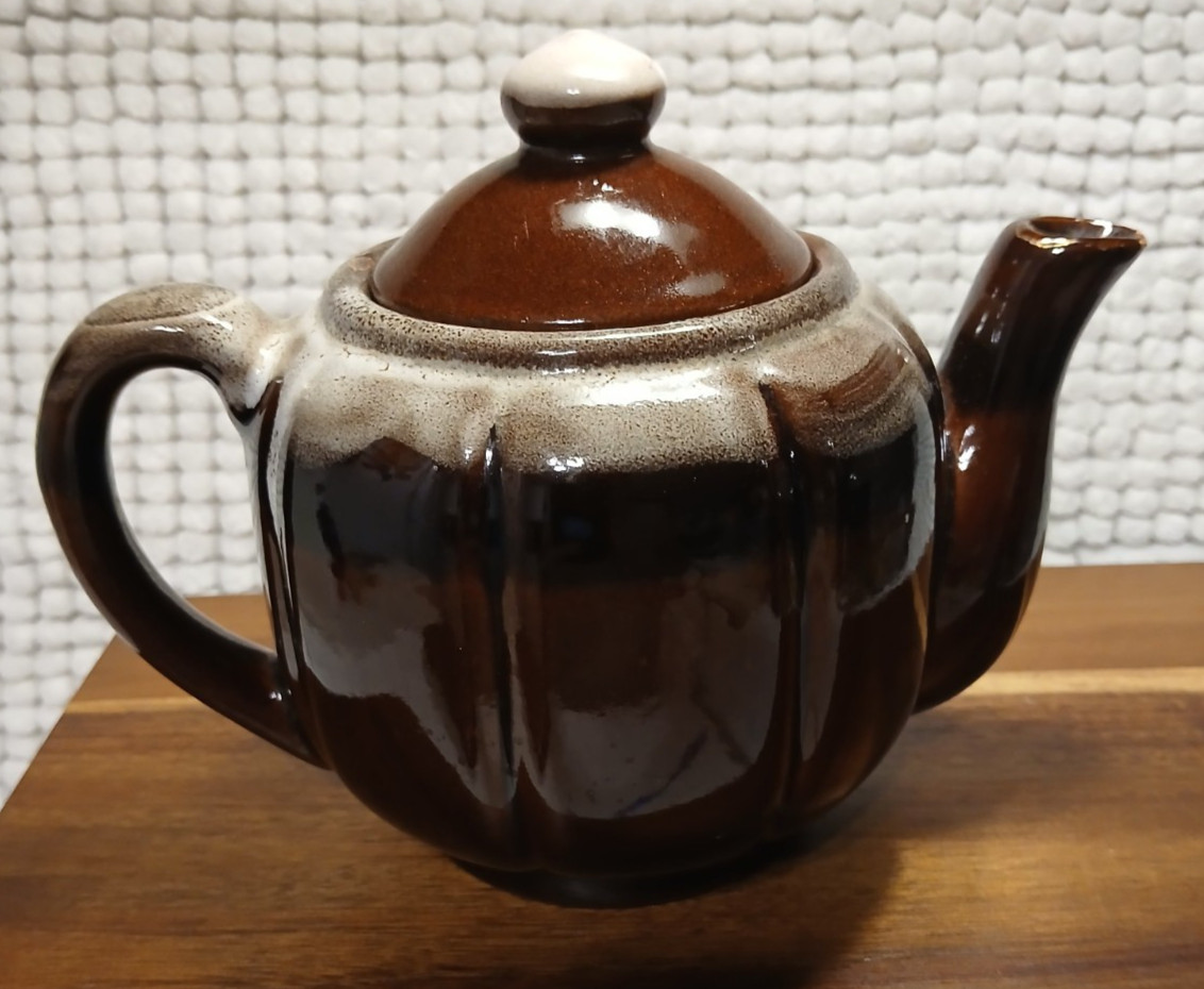 VINTAGE BROWN DRIP GLAZE POTTERY TEA POT w/RIBS DESIGN