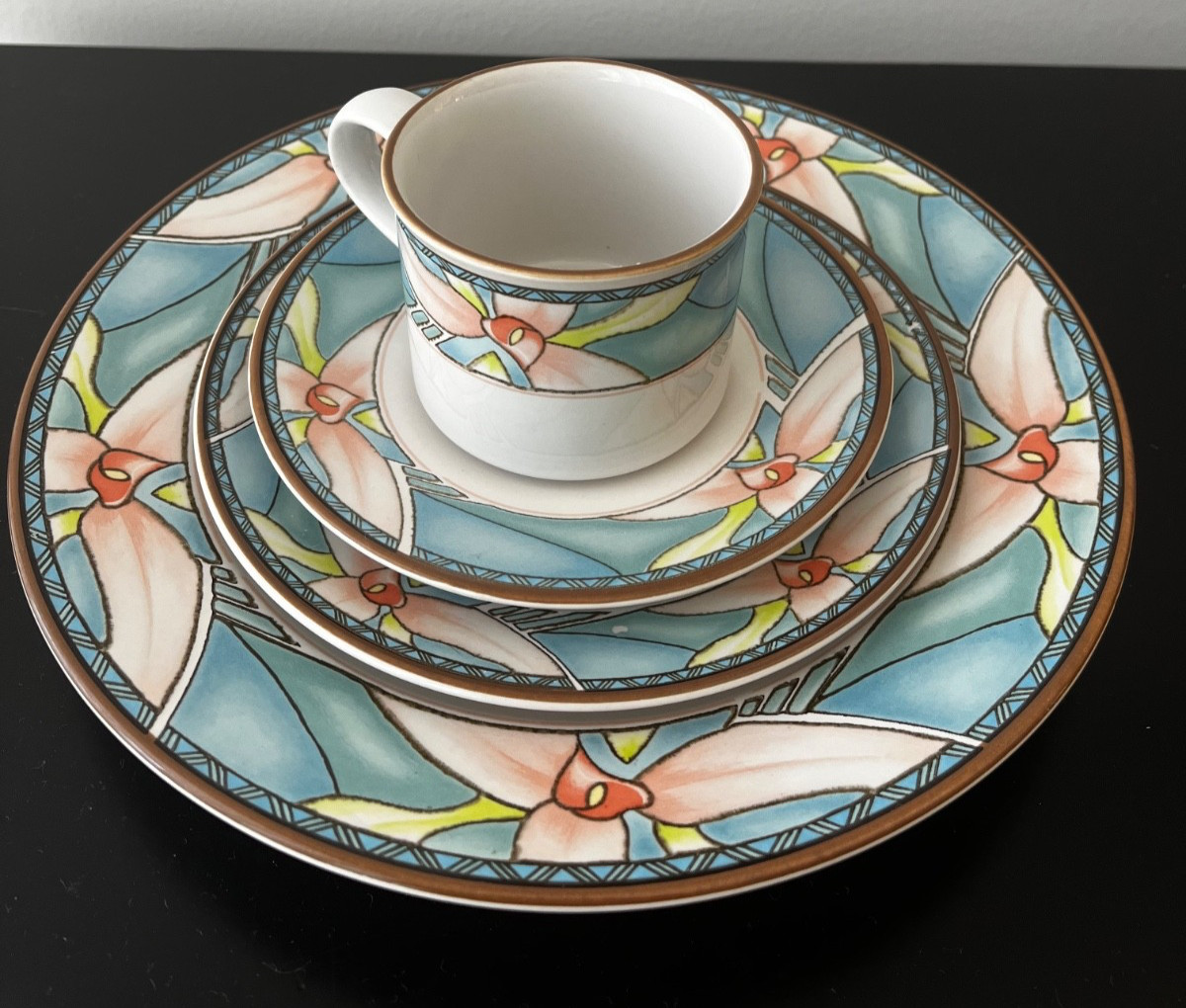 International Tableworks 5 Piece Place Setting(s) ISLAND ORCHID Stoneware Japan