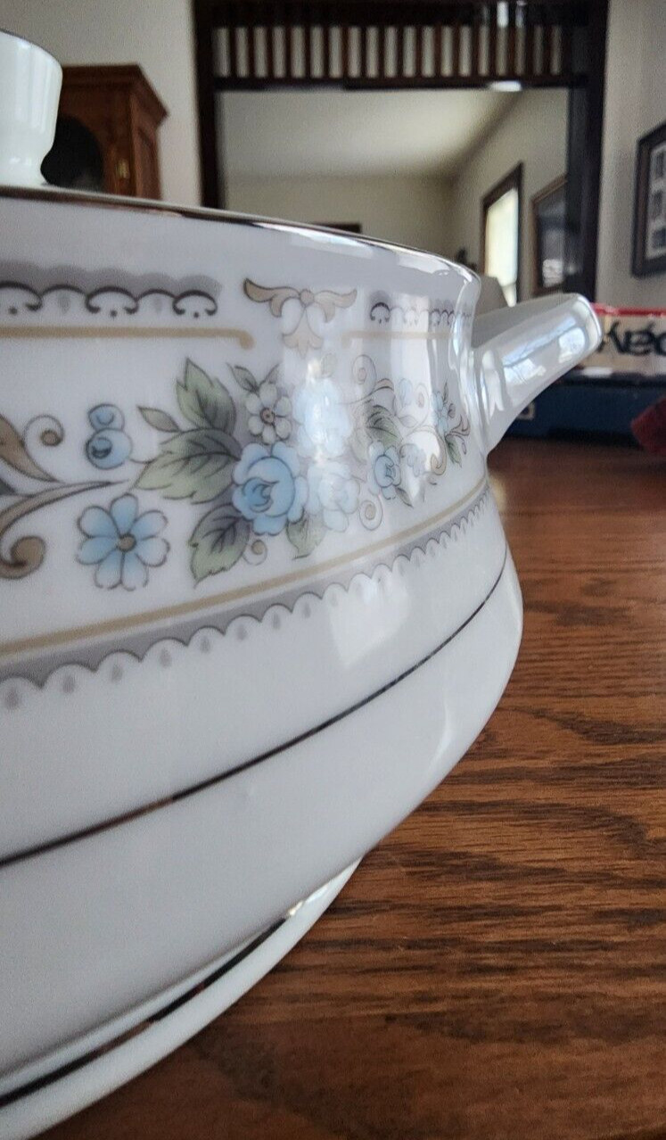 Elington Casserole 2 qt. Covered Wade Fine Porcelain White Blue Platinum Trim !