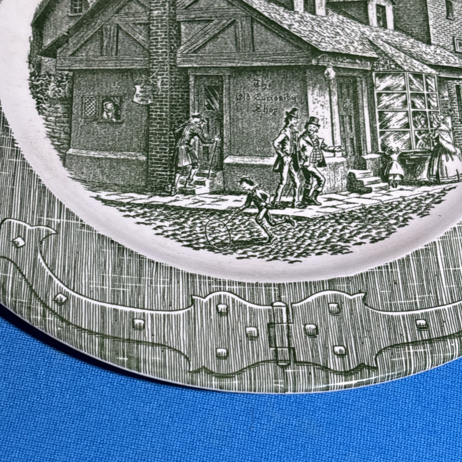 Vtg Royal China The Old Curiosity Shop Green Transferware 10″ Dinner Plate USA