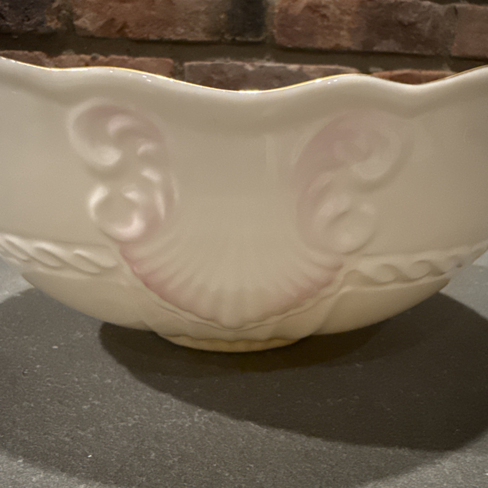 BELLEEK – Georgian Shell – 9″ Round Vegetable Bowl – IRELAND – Pink – Gold Trim