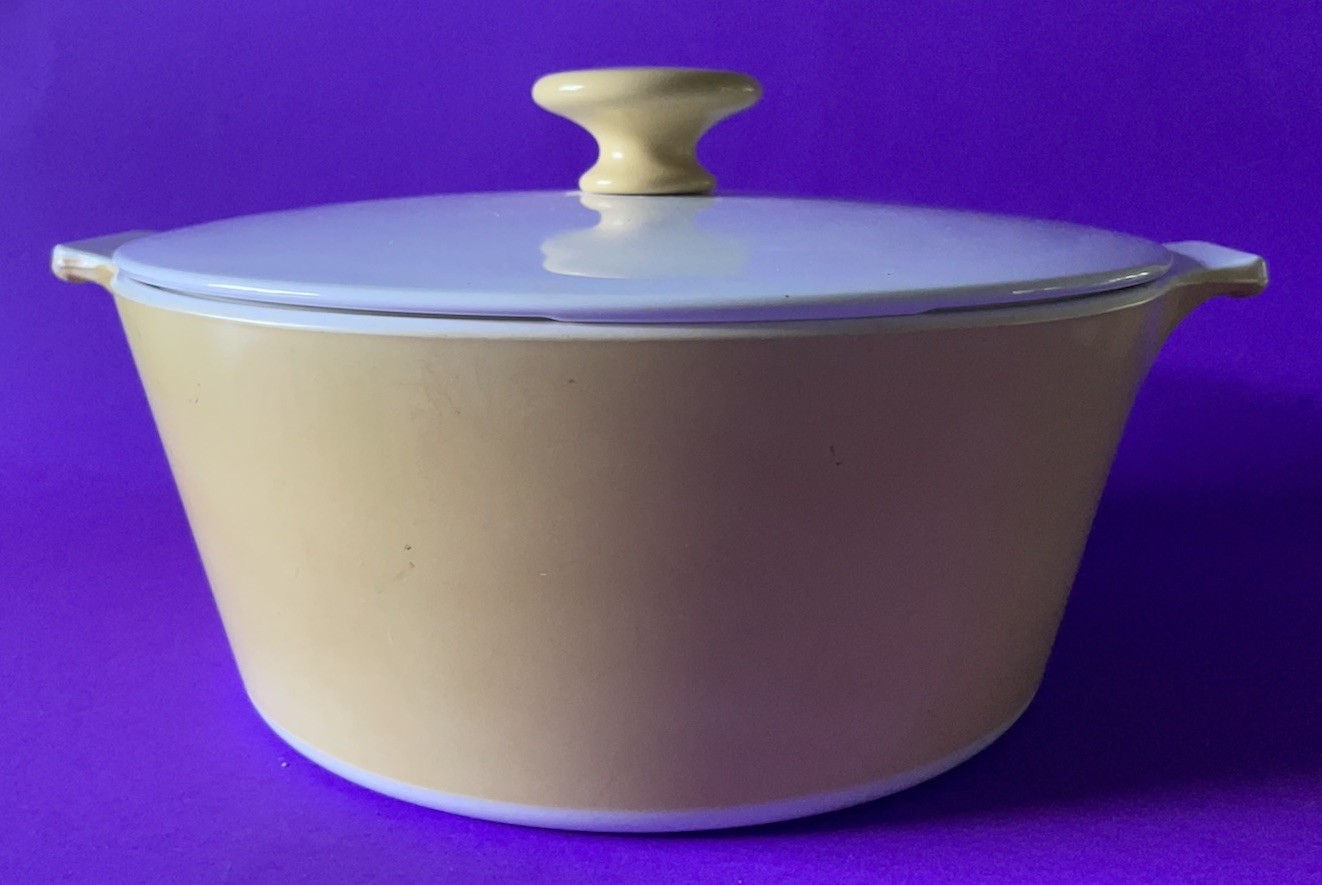 Vintage 1970 Corning Ware Butterscotch & White 2 1/2 Qt w/lid