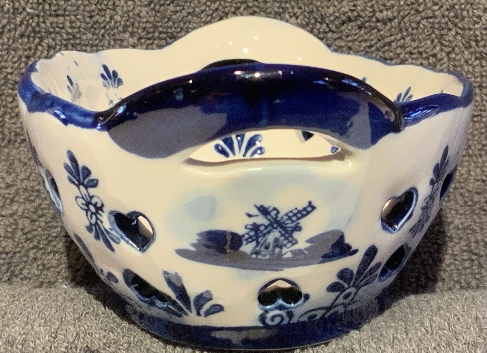 Vintage Hand Painted Delft Blue Oval 5”L x 3.25”W x 1 7/8”H Trinket Dish