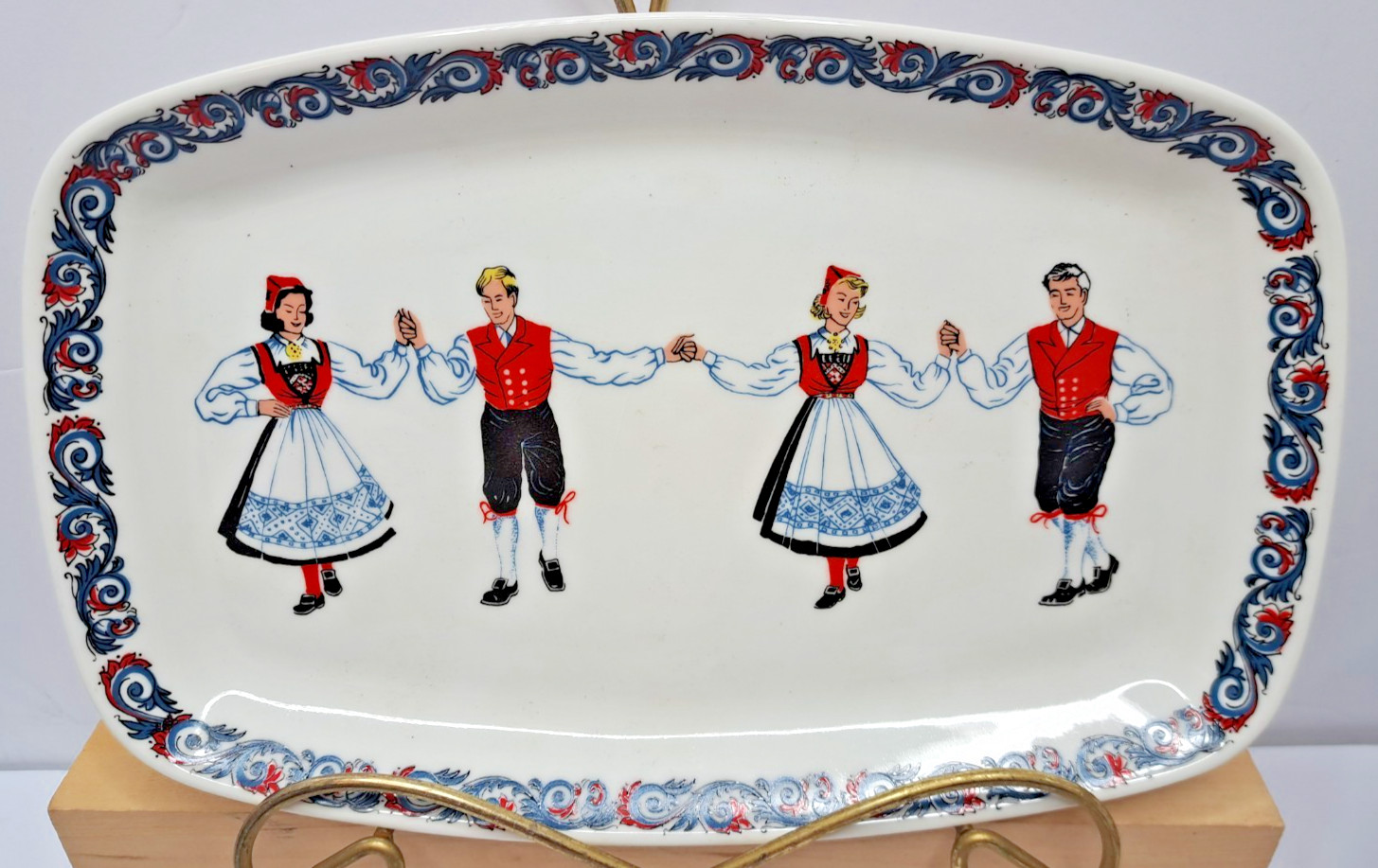 Figgjo Norway 17 Pc Set Hardanger Dancers 6 Ea Cup / Saucer 3 Salad Plate Tray +