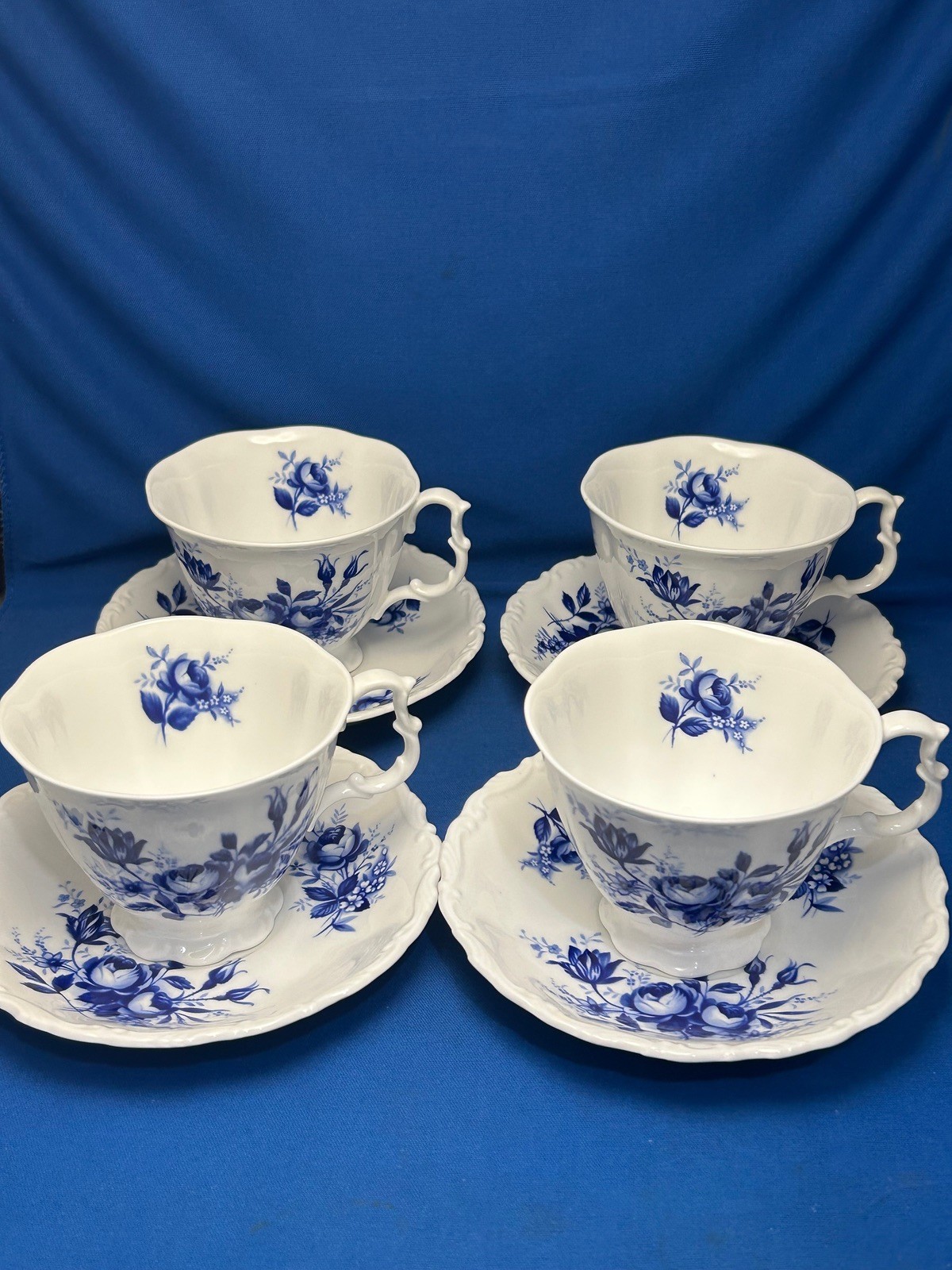 ROYAL ALBERT, CONNOISSEUR- SET OF 4 CUPS & SAUCERS ENGLISH BONE CHINA BLUE WHITE