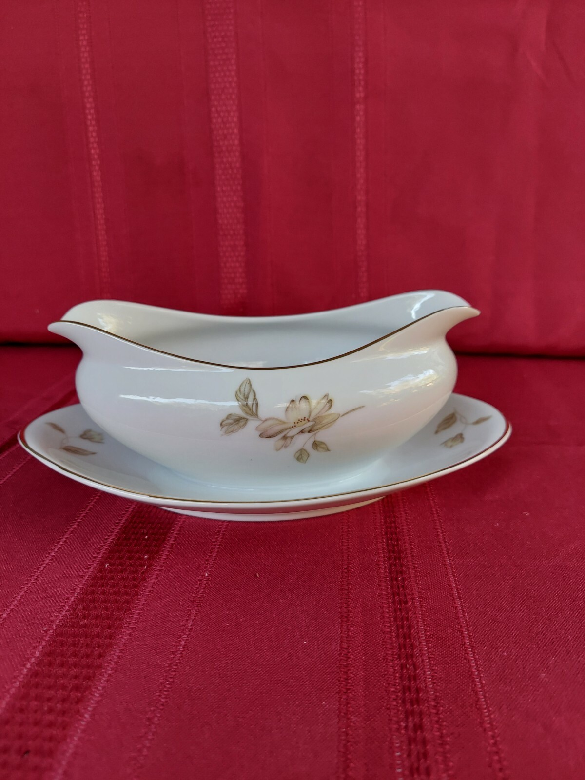 MEITO CHINA  OVAL GRAVY BOAT WITH ATTACHED UNDERPLATE 9″ W 2 1/8D MADE IN JAPAN.