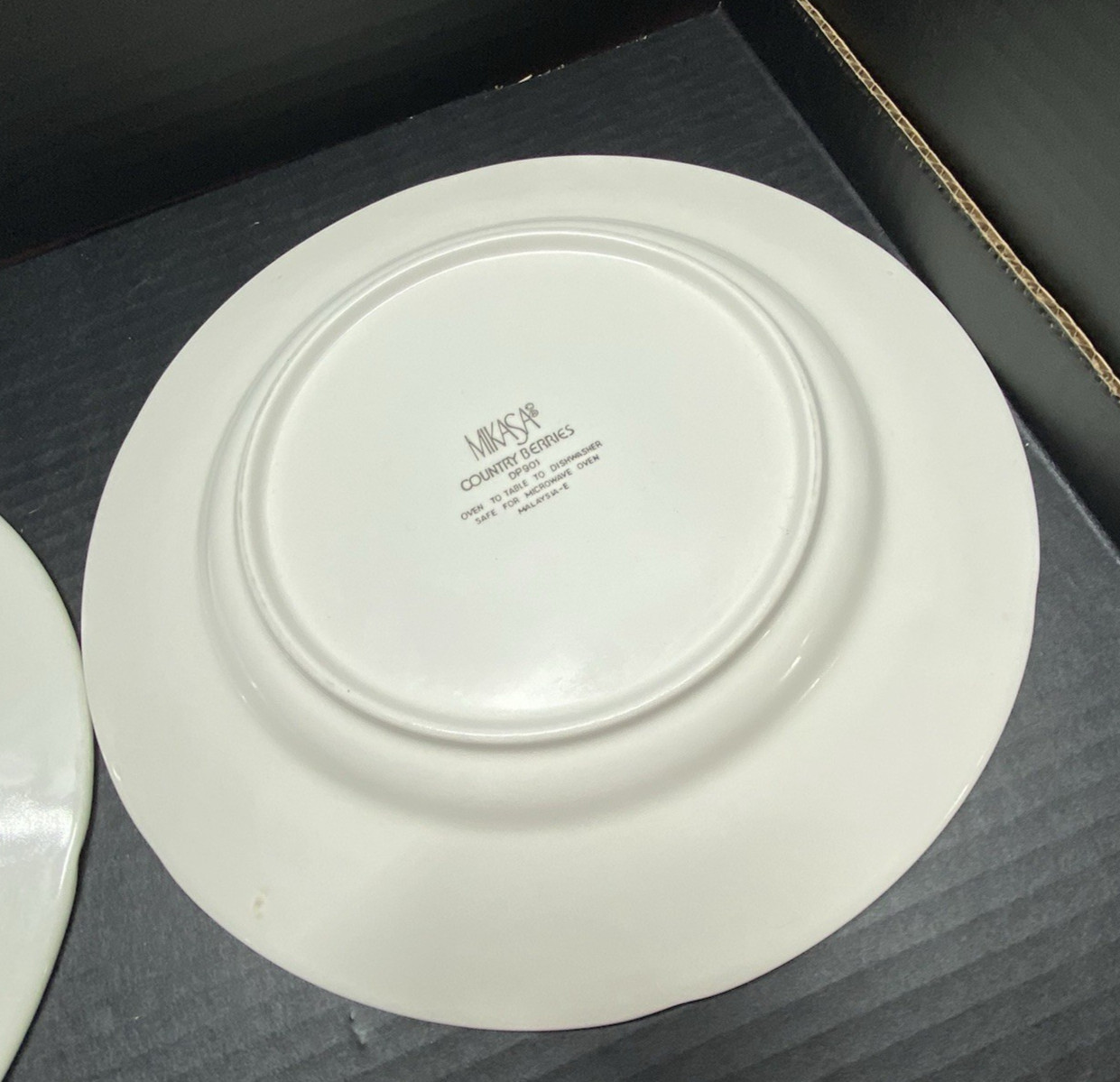 Mikasa COUNTRY BERRIES Strawberry Large Rim Salad Bowls (4) & Dinner Plates (2)