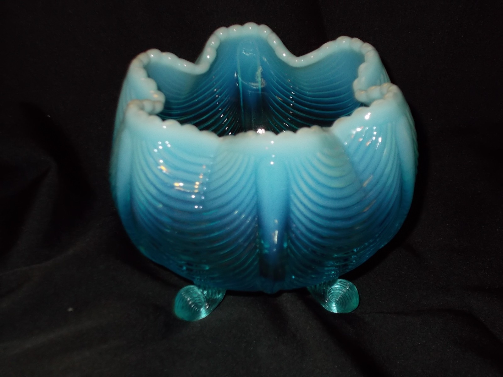 Vintage Rare Blue Fenton Glass Bowl/Candy Dish Pinched Sides 0031010