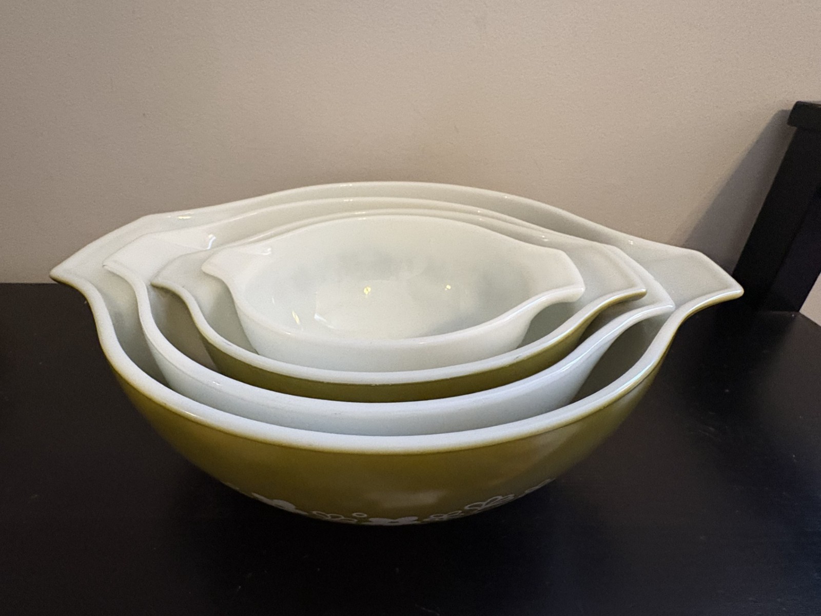 RARE Pyrex Vintage 4-piece Crazy Daisy Nested Mixing Bowl Set