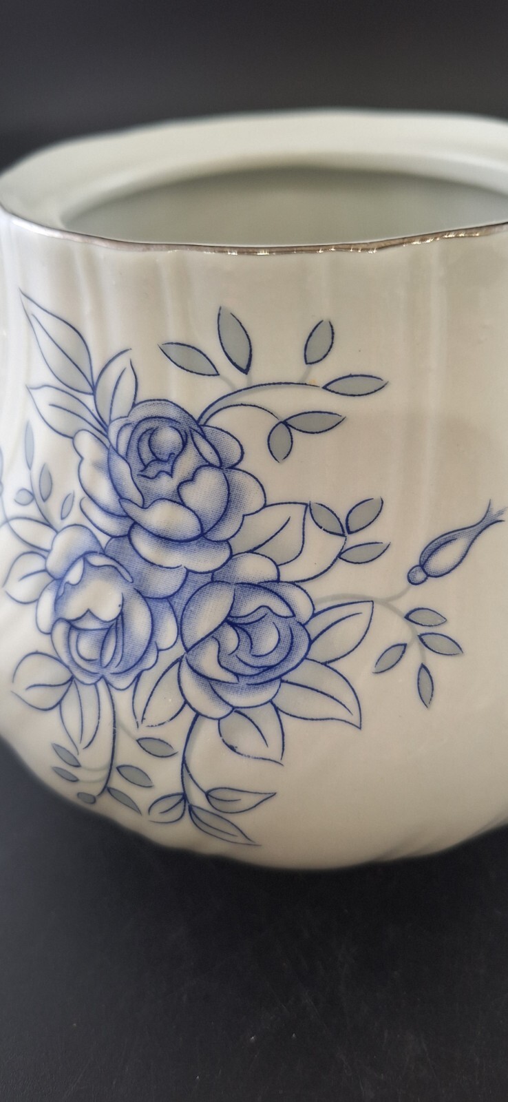 LYNNS Fine China White & Blue Roses Teapot Fluted Rim Platinum Trim Stylized 6″h