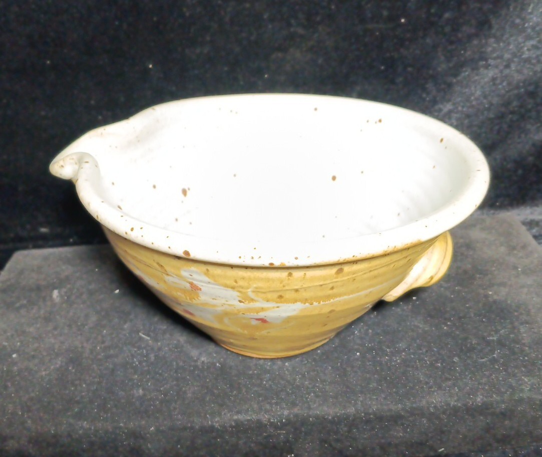 Pottery 8.25”W Mixing Bowl With Spout Floral Decor 4.25″H