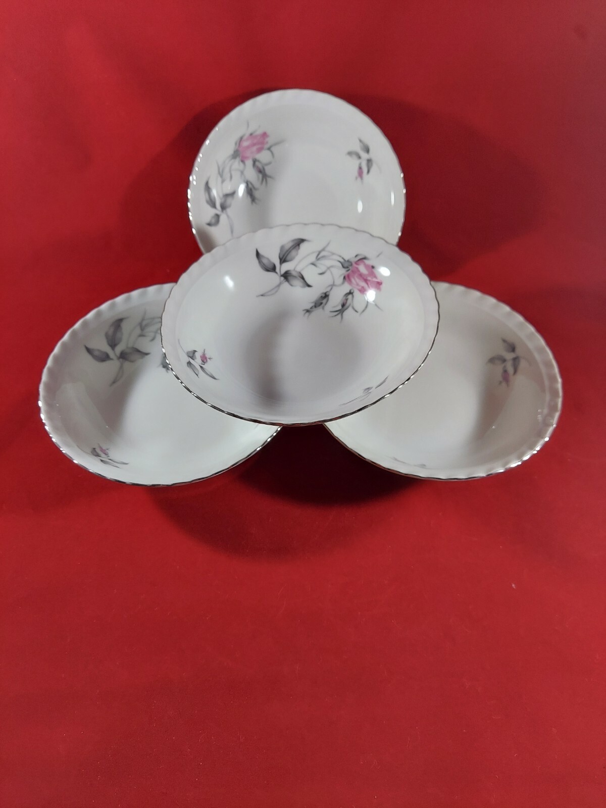 BOHEMIAN FINE CHINA “THERESA” CZECHOSLOVAKIA 4 FRUIT/DESSERT BOWLS 5 1/4″ ROUND.