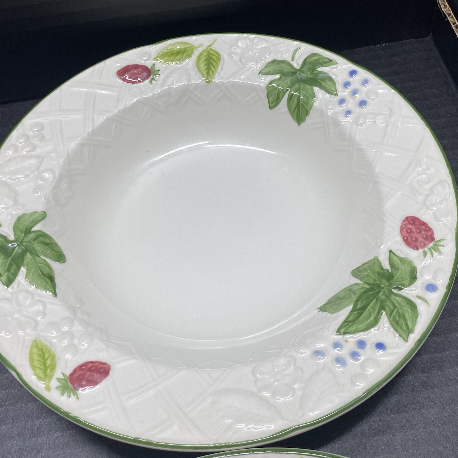 Mikasa COUNTRY BERRIES Strawberry Large Rim Salad Bowls (4) & Dinner Plates (2)