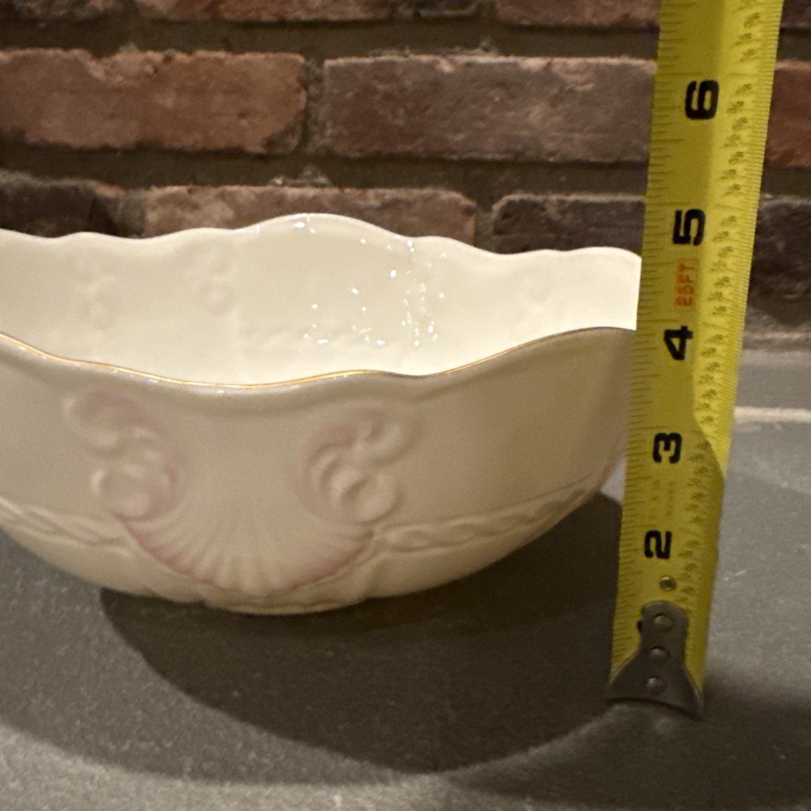 BELLEEK – Georgian Shell – 9″ Round Vegetable Bowl – IRELAND – Pink – Gold Trim
