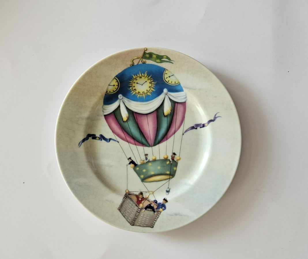 NEW Flying Fantasy by Salisbury Porcelain Hot Air Balloon Motifs Set 4 Plates 8″