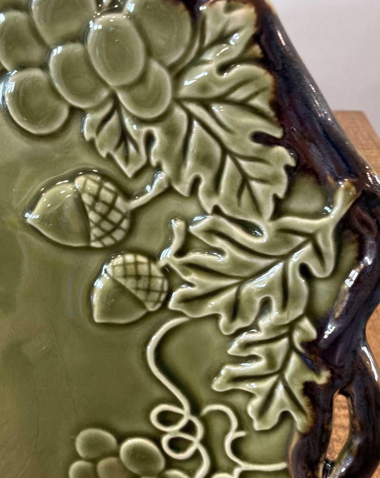 MAJOLICA Olive Green Large Serving Plate Grapes Oak Leaf Vines Acorns