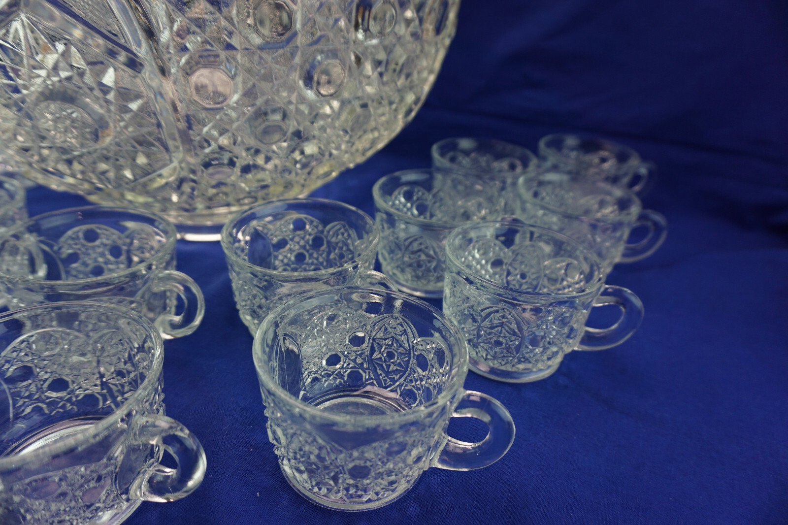 L E Smith Daisy & Button Punch Bowl & (18) Cups, 2 1/8″ in Original Box