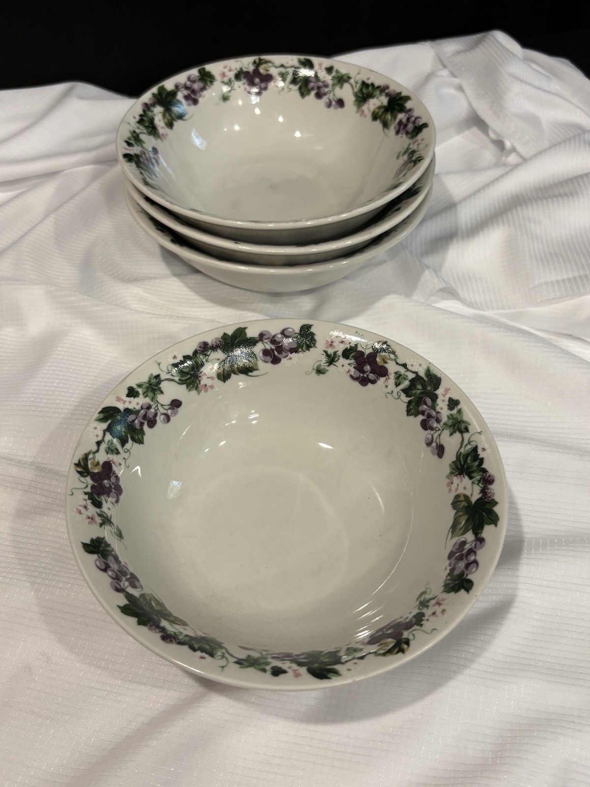 Four (4) Mainstays 6 1/2” Fruit Soup Cereal Bowls Grapevines