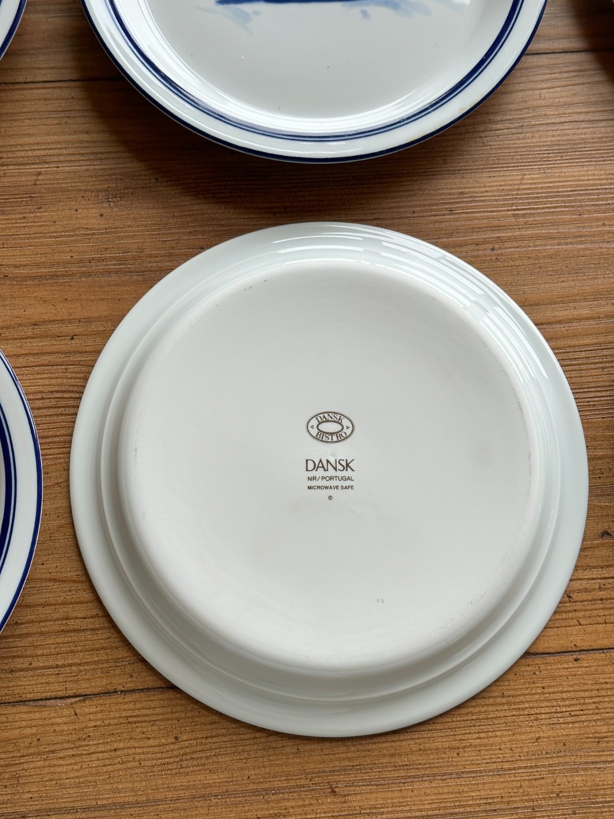 Dansk Bistro Christmas 8 3/4″ Lunch / Salad Plates Set of 8 Santa Blue White Exc