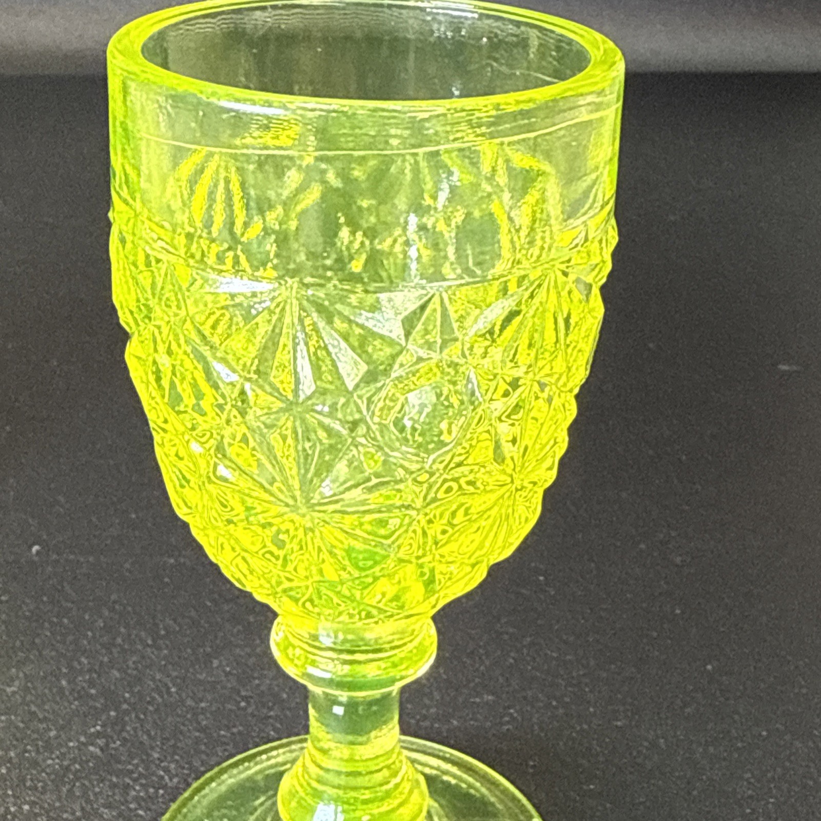 VTG 4” Uranium Vaseline Glass Goblet Daisy & Button Pattern UV Glow Lot Of 4