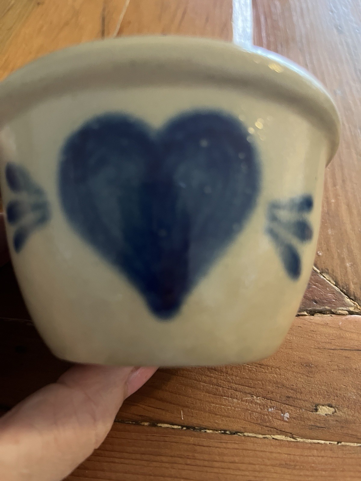 Vtg Rowe Pottery Works Salt-Glazed Stoneware 4″ Bowl Deep Blue Heart Farmhouse