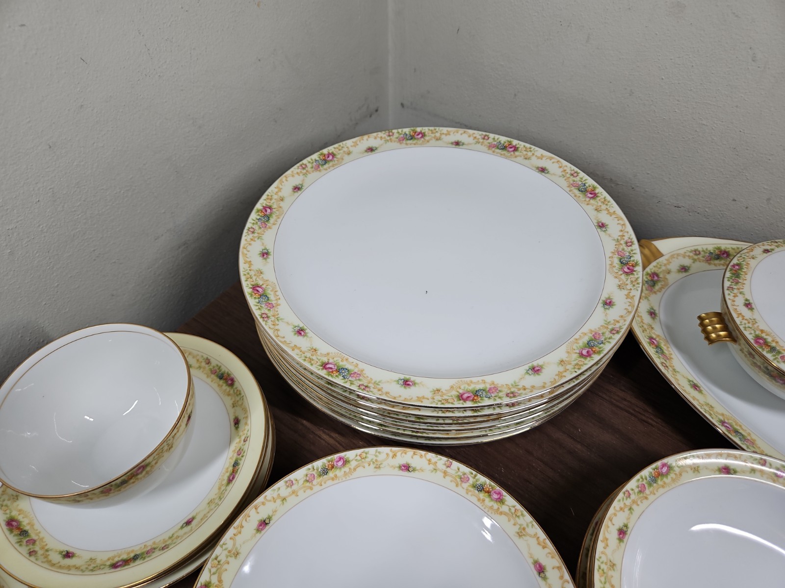 MEITO CHINA THE WINDSOR SHAPE JAPAN 22K GOLD (32 Piece Set)