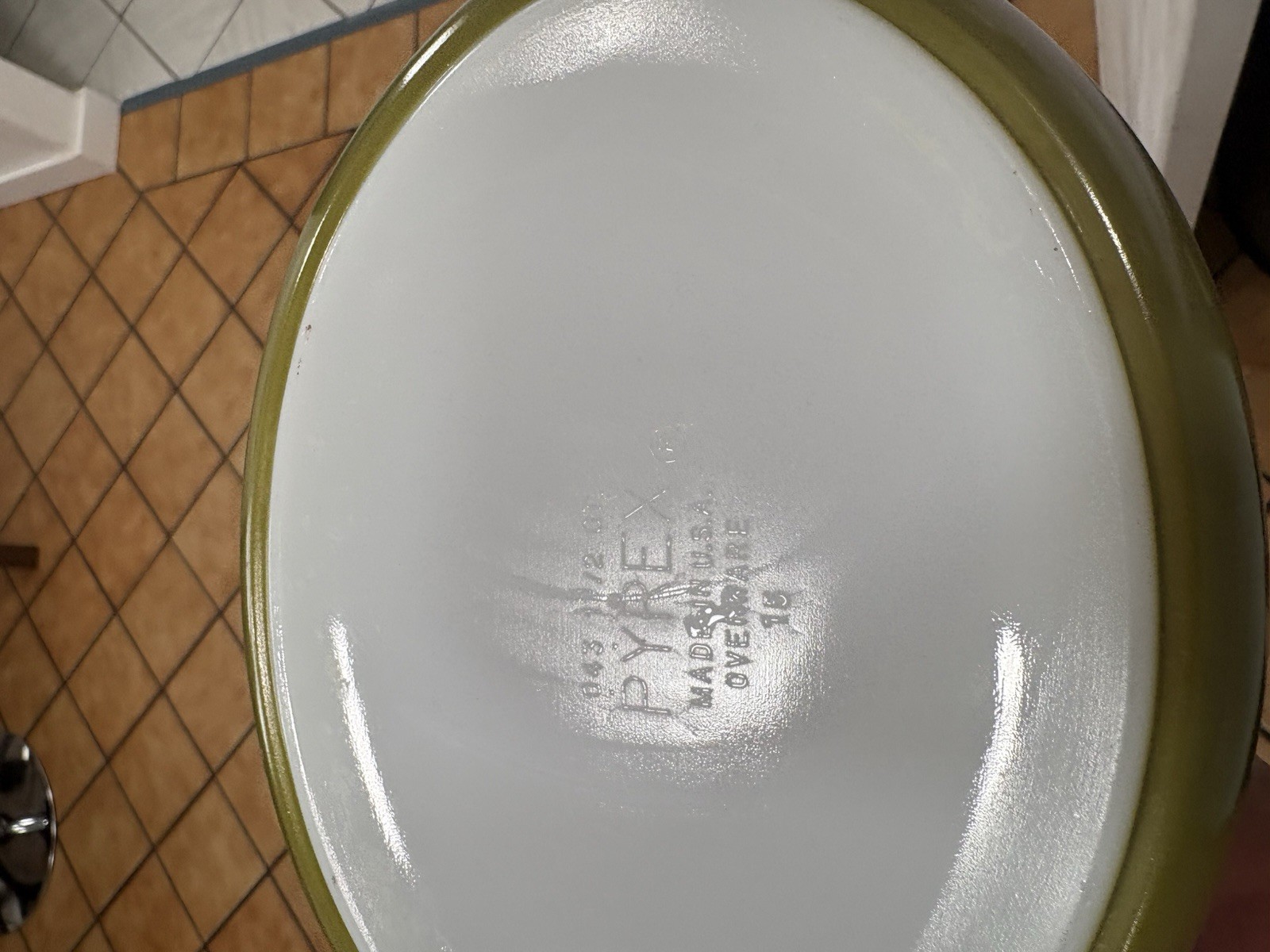 VTG PYREX Oval Casserole w/ Lid Avocado SPRING BLOSSOM CRAZY DAISY 1 1/2 QT 043