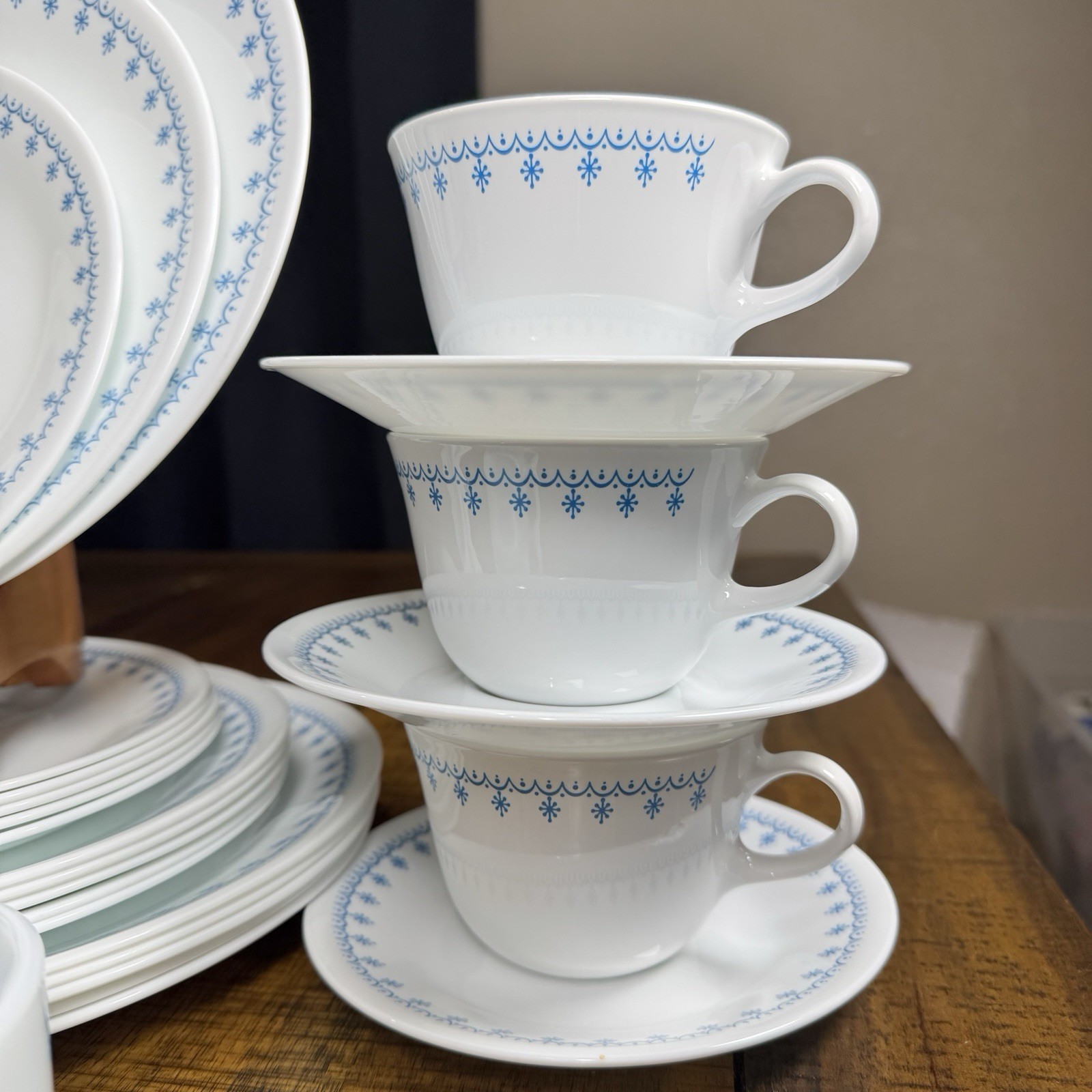 31 Pc Set Corelle SNOWFLAKE BLUE Garland Complete Service For 6 Plus Creamer Cup