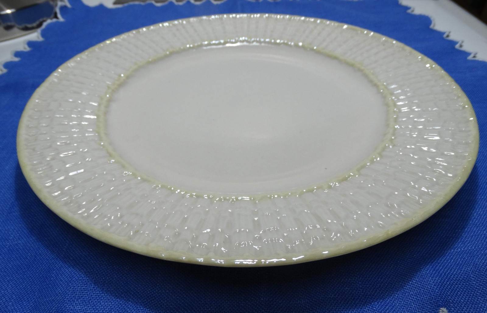 Belleek Limpet Yellow Dinner Plate 10 5/8’ 5th. Green Mark 1955-1965