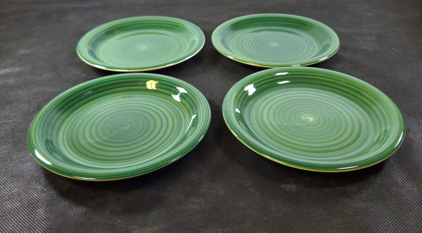 HOLIDAY Set of 4 Brylane Home Pottery Green Swirl Salad Appetizer Plates 7 1/4″