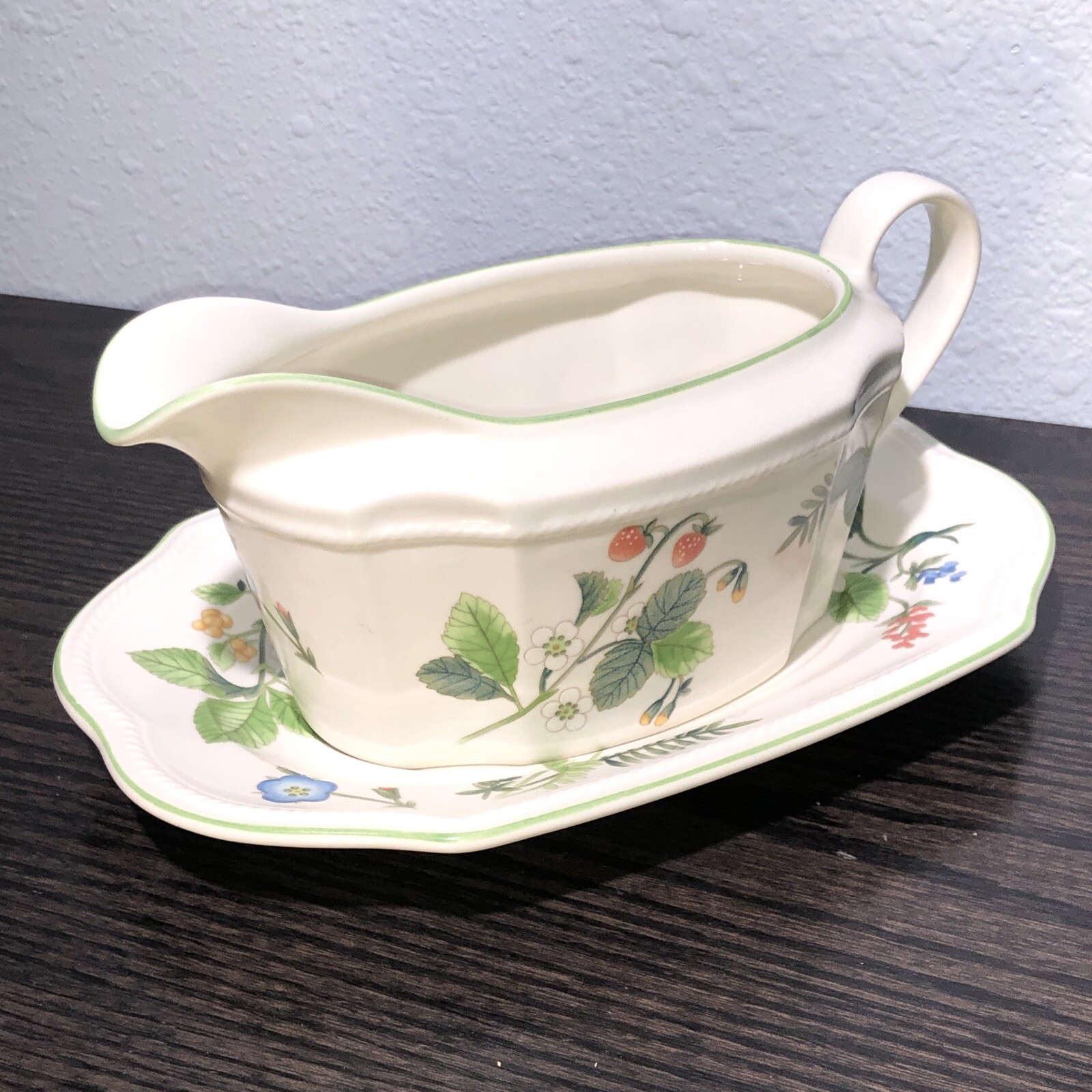 Mikasa New Port Summer Essence F8903 Gravy Boat & Under-plate Retired 1997