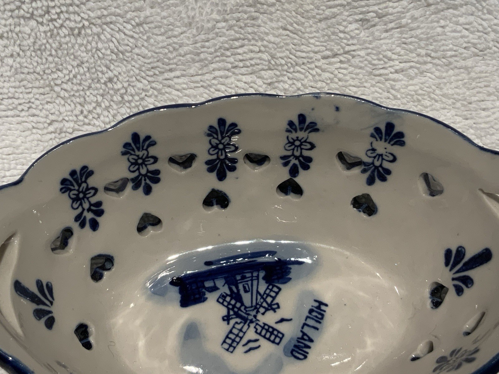 Vintage Hand Painted Delft Blue Oval 5”L x 3.25”W x 1 7/8”H Trinket Dish