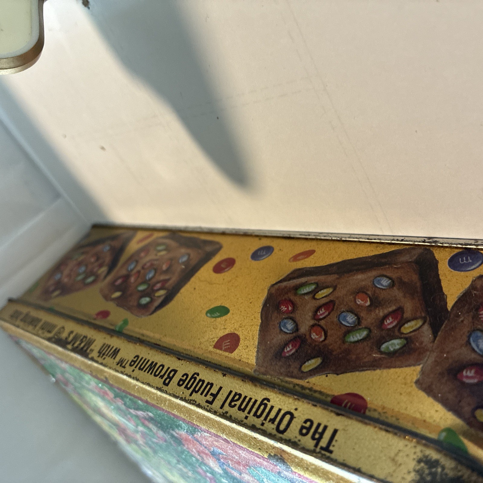 Villeroy & Boch NAIF Christmas Dinner Plate with Stand in Rare M&M Brownie Tin!