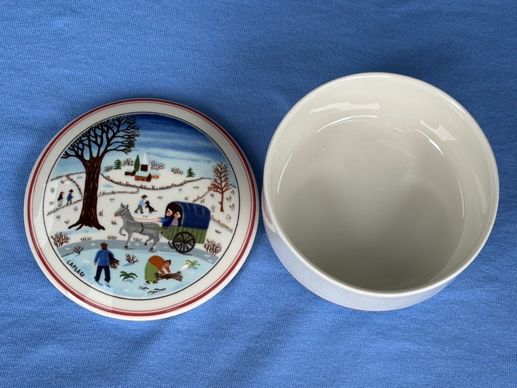 VILLEROY AND BOCH — NAIF CHRISTMAS — ROUND TRINKET OR CANDY BOX