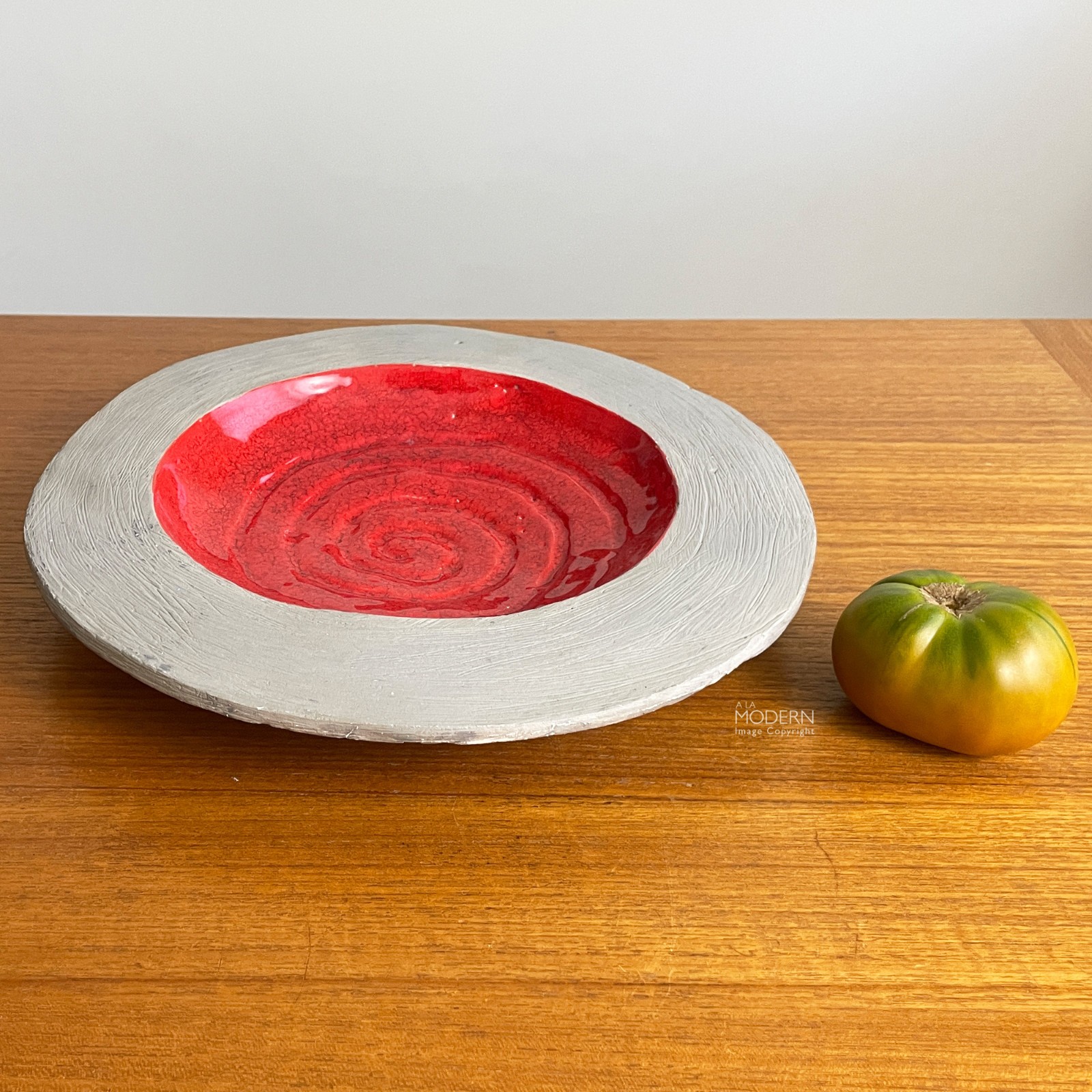 Barbara Willis 2000 Red Glaze Spiral Round Calif Pottery 11″ Wide Rim Bowl