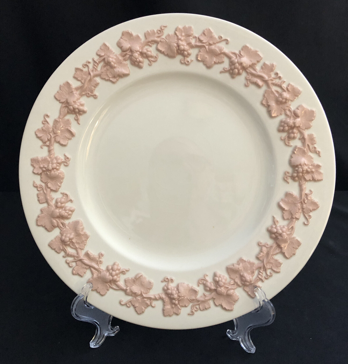 WEDGWOOD QUEENSWARE PINK ON CREAM 10-3/4″ DINNER PLATE GRAPES — AS IS