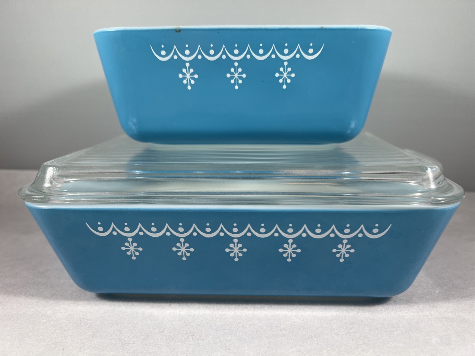 PYREX Snowflake Blue Garland 503 Dish 1 1/2 Qt Ribbed Glass Lid + 1 1/2 pt dish