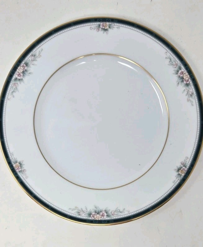 Noritake Landon 4111 Bone China 5-Piece Place Setting Floral Green & Gold Trim