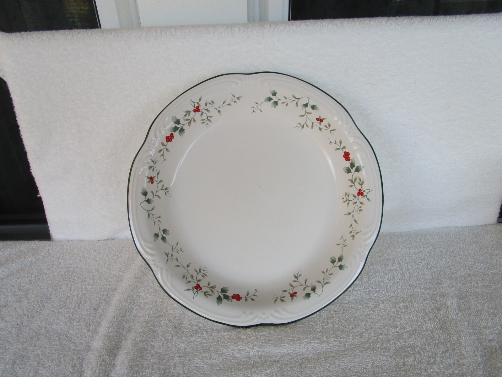 QUALITY~~ PFALTZGRAFF WINTERBERRY ROUND SERVING~[ 10-1/2″ ]~ BOWL ~2+POUNDS!!